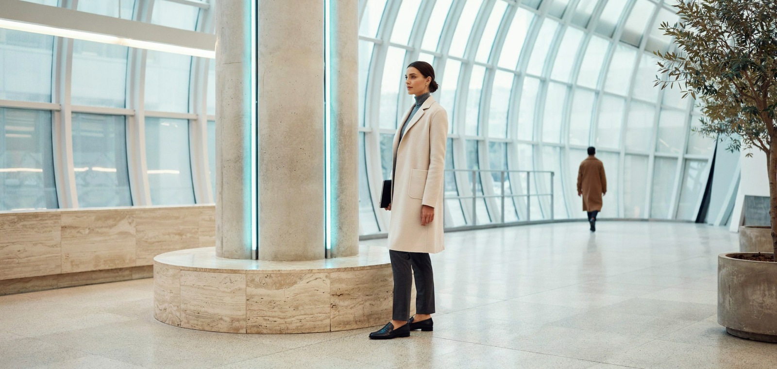 스포츠·정책 용어사전과 이용자보호 정보를 소개하는 puchanblog pharmacy 메인 비주얼 - 스포츠 경기 일정표와 이용자보호 점검표를 함께 살펴보는 사람의 책상